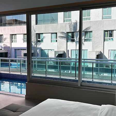 Jade Hotel Brasilia Candangolandia Kültér fotó A view of the pool from a guest room
