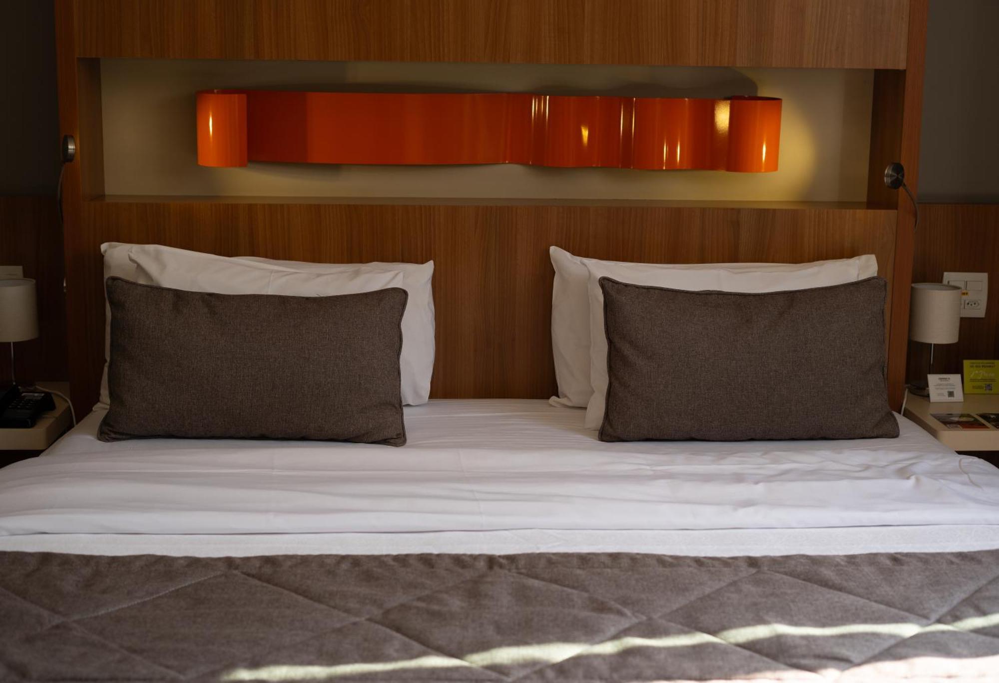 Jade Hotel Brasilia Candangolandia Kültér fotó A bed with two cushions