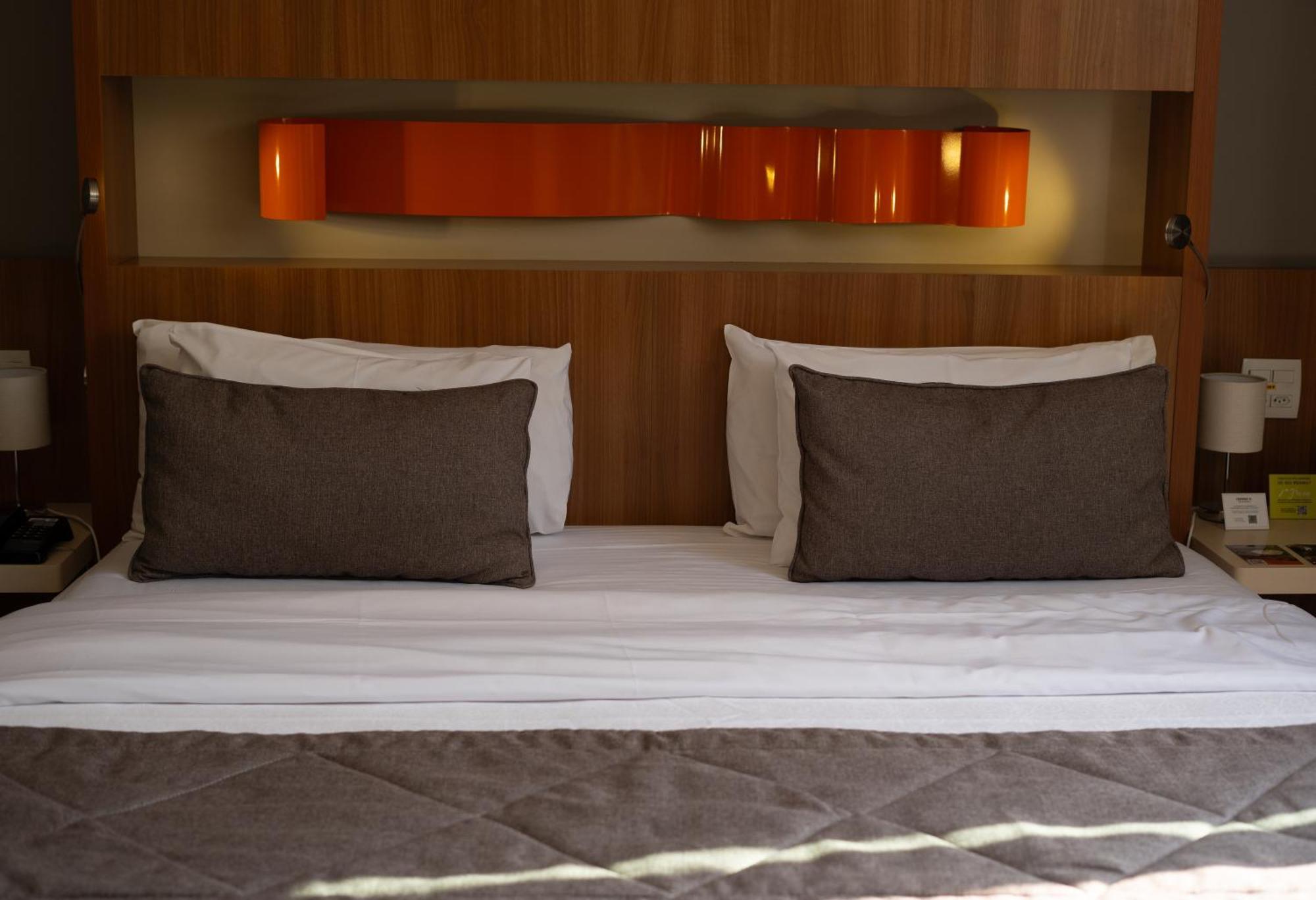 Jade Hotel Brazíliaváros Kültér fotó A bed with two cushions