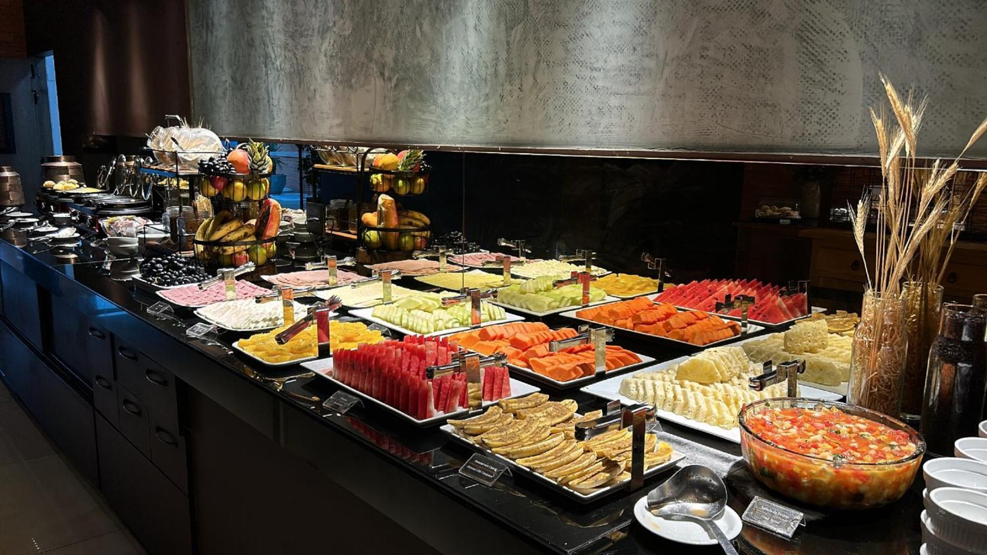Jade Hotel Brasilia Candangolandia Kültér fotó A fruit salad buffet