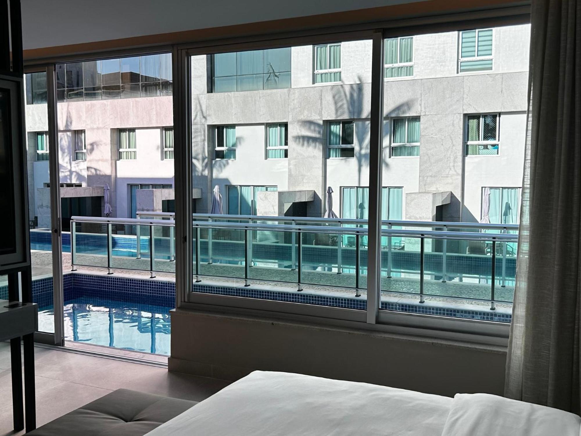 Jade Hotel Brasilia Candangolandia Kültér fotó A view of the pool from a guest room