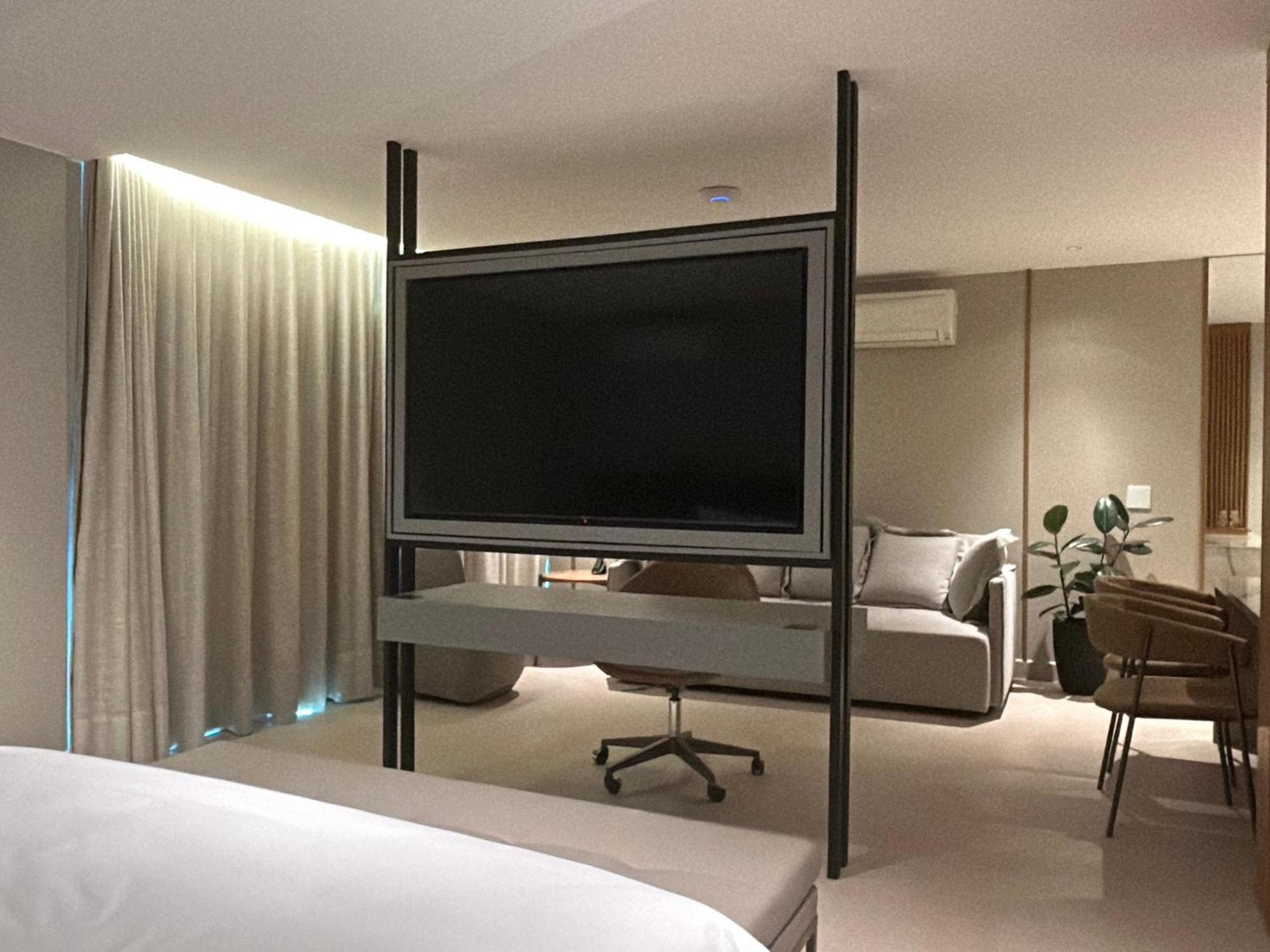 Jade Hotel Brasilia Candangolandia Kültér fotó A television in a hotel room